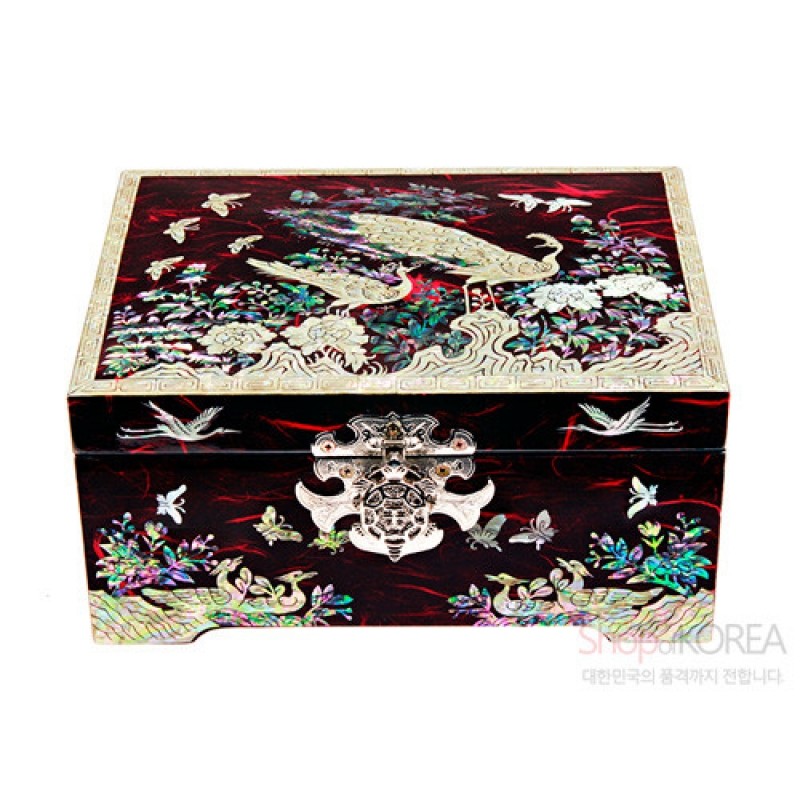 적색 옻칠 바탕 위 자개 상감으로 공작과 모란, 학 문양을 장식하고 금속 잠금장치를 더한 사각 보석함.