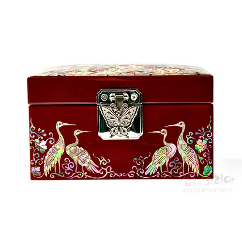 적색 옻칠 바탕에 자개 상감으로 송학과 연화 문양을 새기고 나비 모양 금속 잠금장식을 더한 보석함.