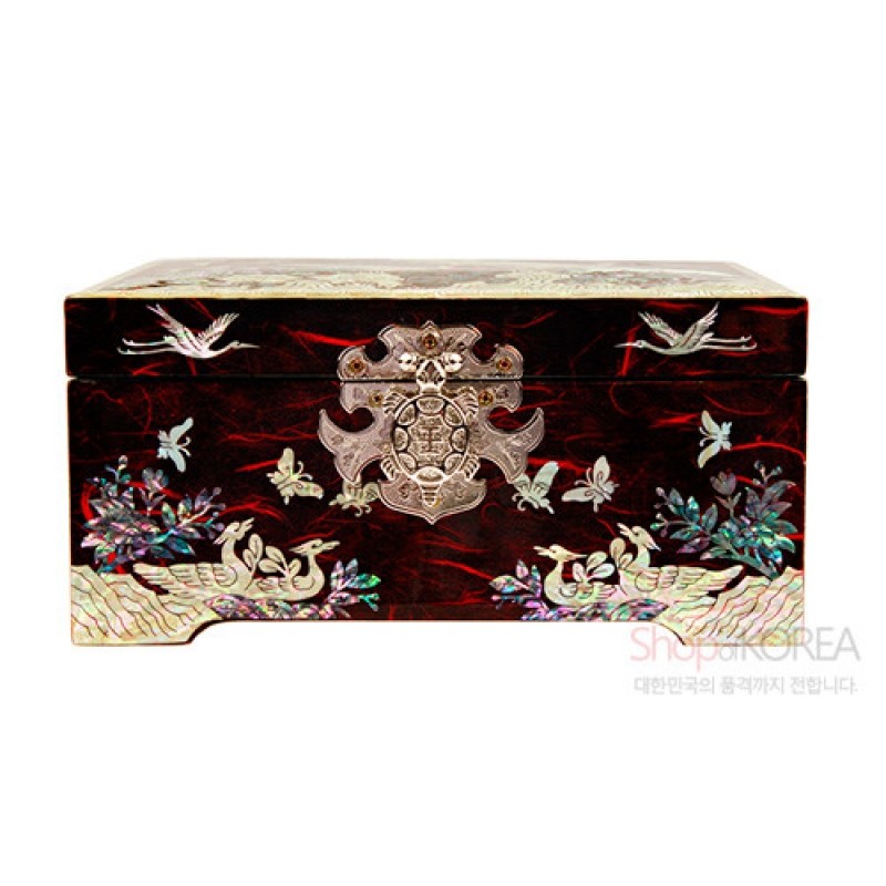적색 옻칠 바탕에 자개 상감으로 공작과 매화, 나비 문양을 장식한 금속 잠금장치 보석함. 적색 옻칠 바탕에 자개 상감으로 공작과 매화, 나비 문양을 장식한 금속 잠금장치 보석함.