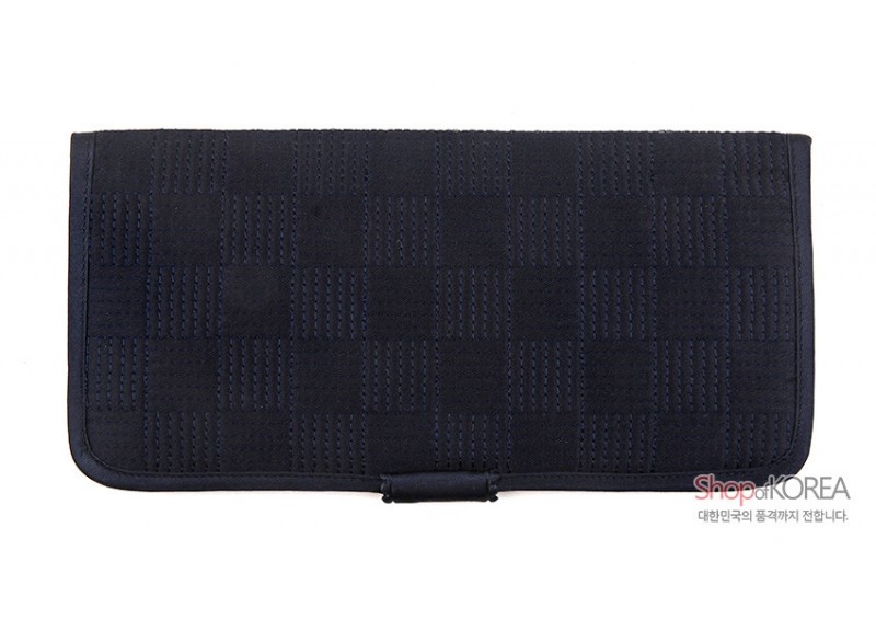 감색 원단에 누비 기법으로 격자 문양을 넣은 단색 장지갑.