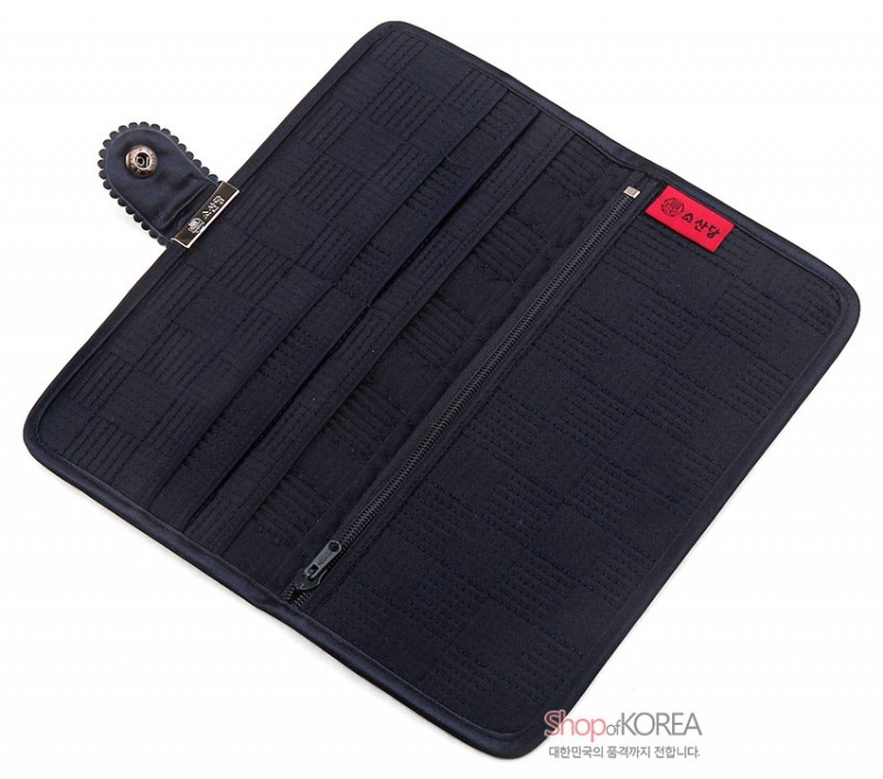 감색 단색 천 소재에 체크 패턴 누비 기법을 더한 장지갑, 금속 스냅 단추와 지퍼 포켓 장식 특징.