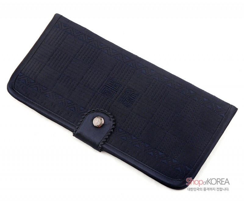 감색 누비 비단으로 제작된 장지갑, 격자 누비무늬와 중앙의 전각 문양, 가죽 장식과 금속 단추가 포인트인 디자인.