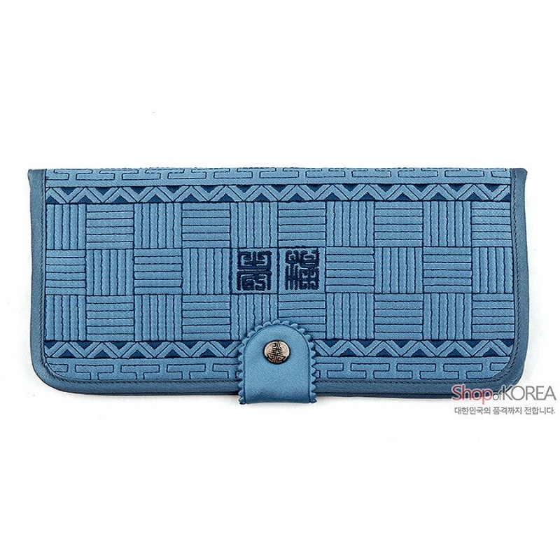 청색 누비 비단 소재에 격자무늬와 전통 길상문을 새긴 장지갑, 금속 단추 여밈 장식.