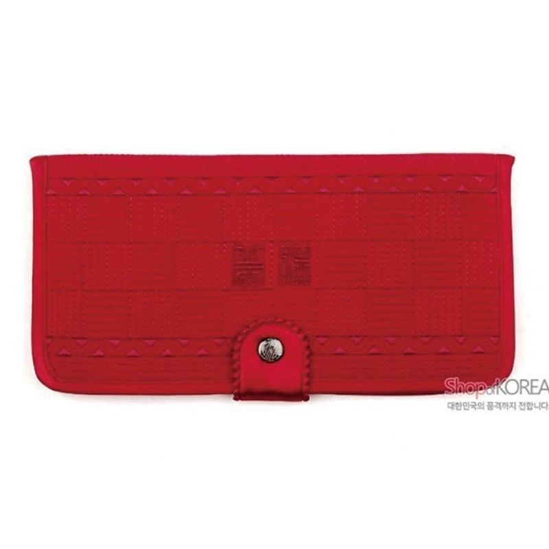 붉은 색 누비 비단으로 제작된 장지갑, 중앙 복자 문양과 가장자리 삼각 기하무늬, 금속 단추 여밈 장식.