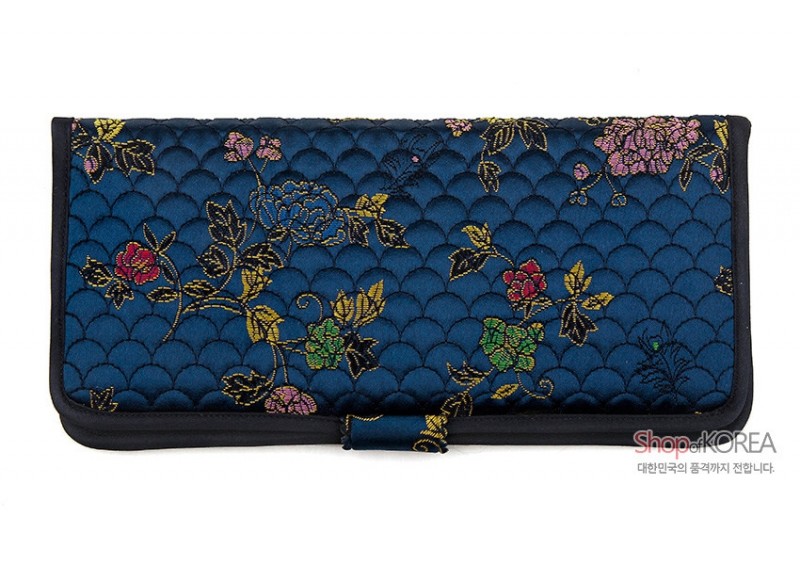감색 누비 비단 바탕에 금사로 수놓은 모란·연꽃 등 전통 꽃문양이 특징인 장지갑. 감색 누비 비단 바탕에 금사로 수놓은 모란·연꽃 등 전통 꽃문양이 특징인 장지갑.