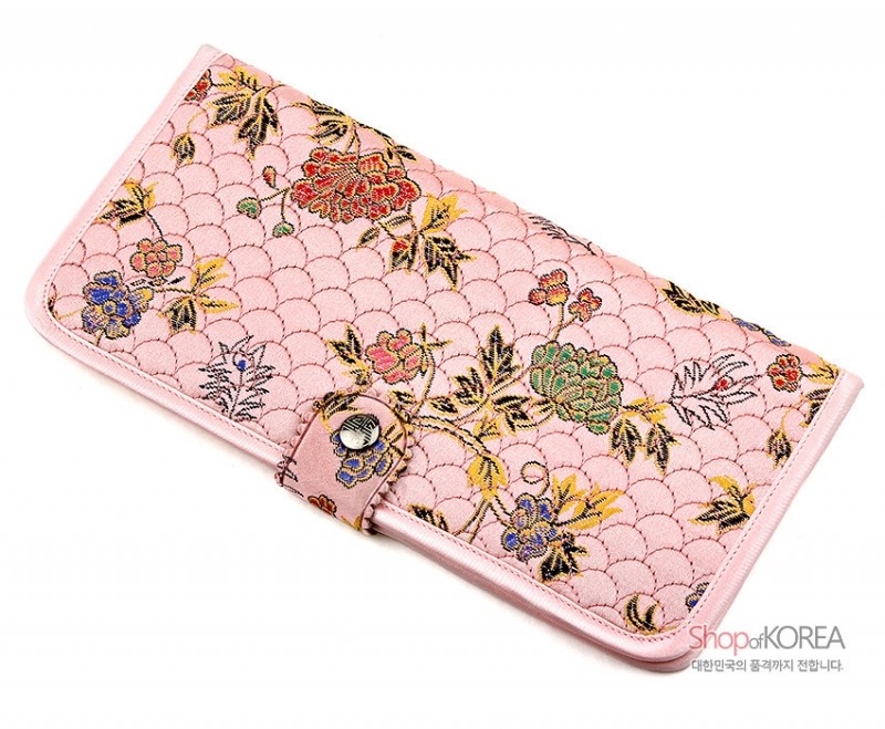 연분홍 색상의 누비 비단 소재에 전통 꽃과 잎사귀 문양을 자수한 장지갑.