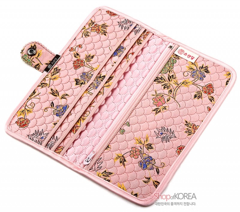 연분홍 색상의 비단 누비 소재에 전통 꽃과 잎사귀 문양이 수놓인 지퍼형 장지갑.