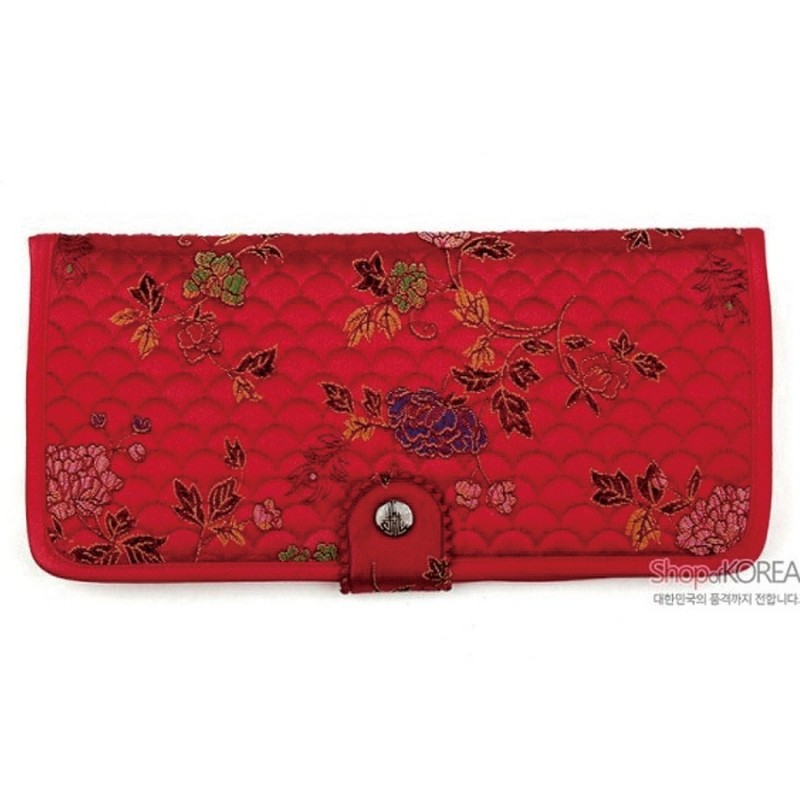 붉은 색 누비 비단에 전통 모란과 꽃넝쿨 금사 자수 문양이 어우러진 장지갑.