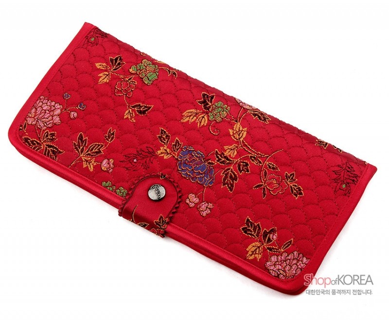 붉은 비단 위 누비 기법과 화려한 꽃·덩굴 자수 문양이 돋보이는 장지갑. 붉은 비단 위 누비 기법과 화려한 꽃·덩굴 자수 문양이 돋보이는 장지갑.