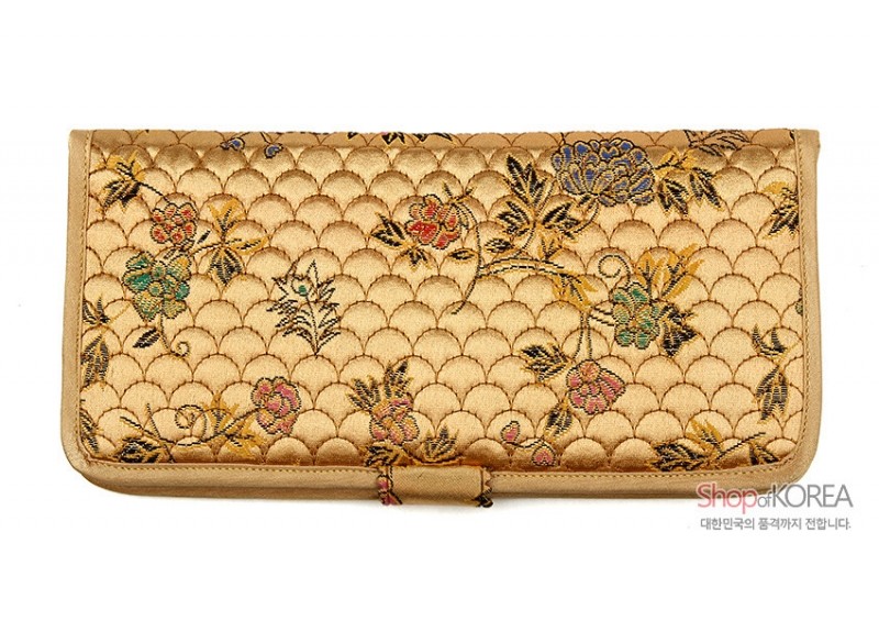 금색 비단 누비 바탕에 물결무늬와 다채로운 꽃·잎사귀 자수가 어우러진 전통 장지갑.