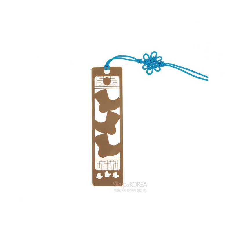 금속 재질의 직사각형 책갈피에 버선 모양 투각 문양과 전통 창살 무늬, 청색 한국 매듭 끈 장식.