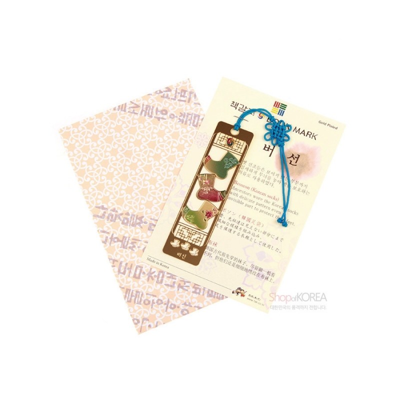 금장 금속 소재에 다채로운 버선 문양을 새긴 직사각형 책갈피와 청색 전통 매듭 끈 장식.