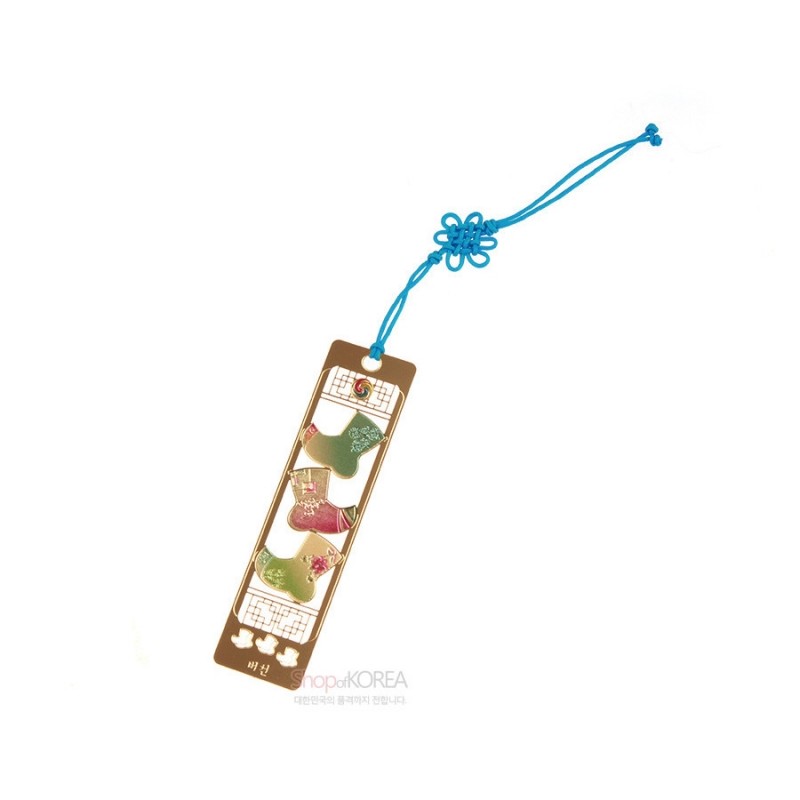 금속 재질 위에 녹색·분홍색 버선 문양과 전통 창살무늬를 배치하고, 청색 전통 매듭 끈을 더한 책갈피.