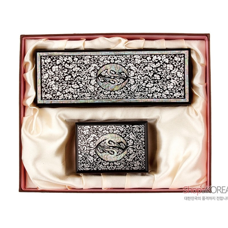 흑색 옻칠 바탕에 화려한 자개 상감으로 당초문과 쌍학 문양을 새긴 명함함과 필함 세트.