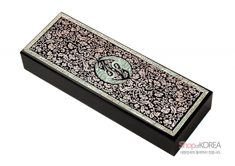 흑색 옻칠 바탕 위에 자개 상감으로 표현한 당초문과 원형 쌍학 문양이 돋보이는 직사각형 필함 겸 명함함.