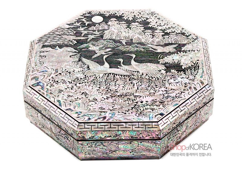 자개 상감 기법으로 장생도 문양을 섬세하게 표현한 팔각형 옻칠 구절함.