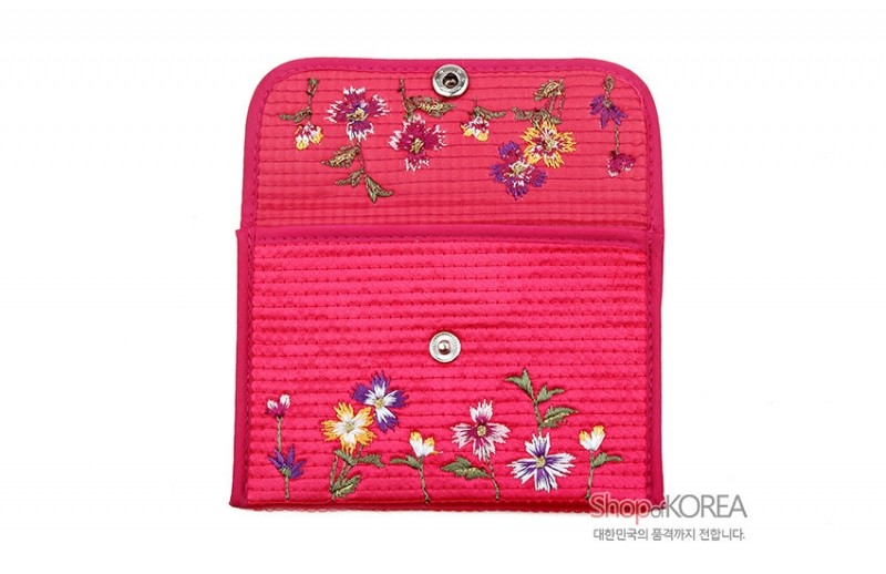 분홍색 누비 원단에 다양한 색상의 국화 자수 문양을 더한 금속 똑딱이 단추 장식 동전지갑.