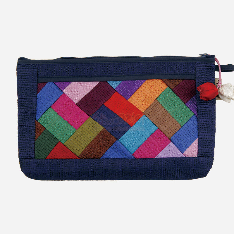 남색 누비 천을 바탕으로 다채로운 색상의 조각보 패치워크가 구성된 파우치, 지퍼 끝 매듭 장식 특징.
