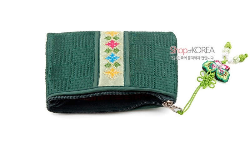 녹색 누비 천 소재에 중앙 오방색 전통 자수 문양을 더하고 나비 모양 매듭 장식을 단 사각 동전 지갑.