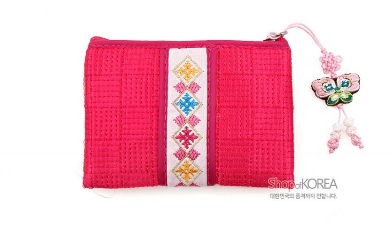 분홍색 누빔 비단 재질에 흰색 띠와 오방색 자수 기하 문양이 들어간 지퍼 동전지갑, 나비 모양 노리개 매듭 장식. 분홍색 누빔 비단 재질에 흰색 띠와 오방색 자수 기하 문양이 들어간 지퍼 동전지갑, 나비 모양 노리개 매듭 장식.