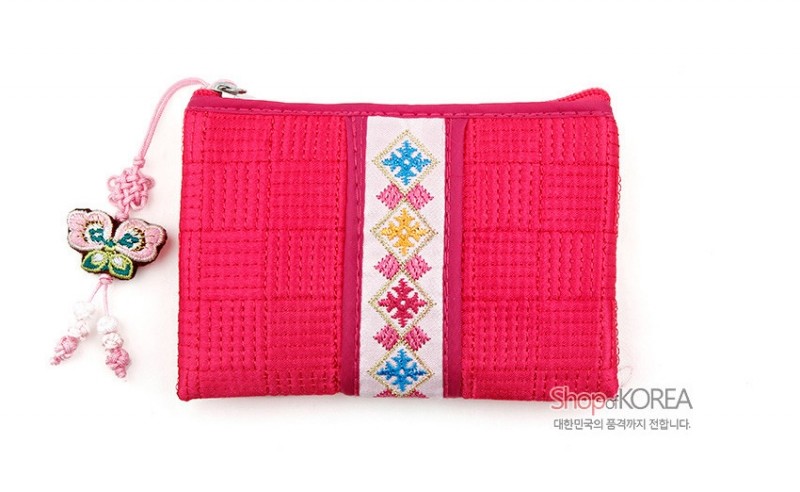 분홍색 누비 비단 재질에 중앙 오방색 자수 기하학 문양과 나비 매듭 장식이 특징인 사각 동전지갑. 분홍색 누비 비단 재질에 중앙 오방색 자수 기하학 문양과 나비 매듭 장식이 특징인 사각 동전지갑.
