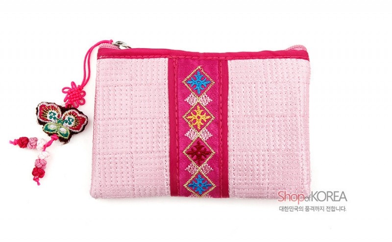 연분홍 색상의 누비 비단으로 제작된 사각 동전지갑, 중앙 오방색 자수 기하문과 나비 매듭 장식이 특징인 제품. 연분홍 색상의 누비 비단으로 제작된 사각 동전지갑, 중앙 오방색 자수 기하문과 나비 매듭 장식이 특징인 제품.