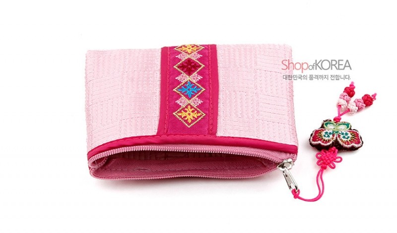 연분홍 비단에 누비 기법을 더하고 중앙에 다채로운 전통 십자수 문양을 수놓은 지퍼형 동전지갑과 노리개 장식. 연분홍 비단에 누비 기법을 더하고 중앙에 다채로운 전통 십자수 문양을 수놓은 지퍼형 동전지갑과 노리개 장식.