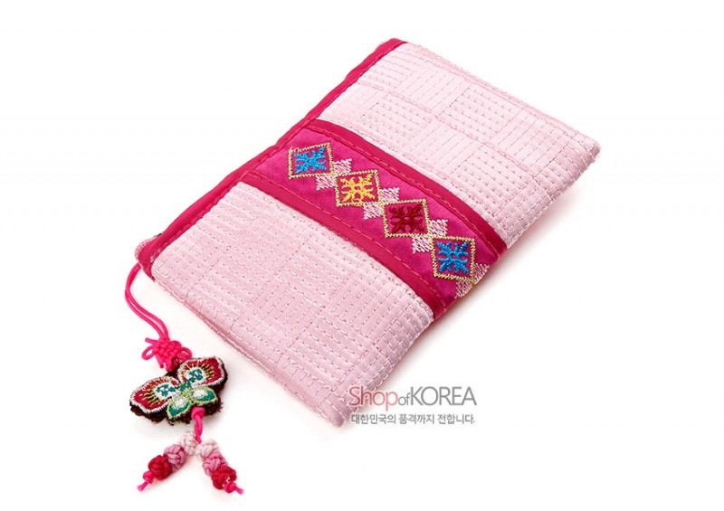 연분홍 누비 원단 위에 진분홍 띠와 색실 자수 사각문양이 들어간 동전지갑, 나비 매듭 장식이 달린 디자인. 연분홍 누비 원단 위에 진분홍 띠와 색실 자수 사각문양이 들어간 동전지갑, 나비 매듭 장식이 달린 디자인.