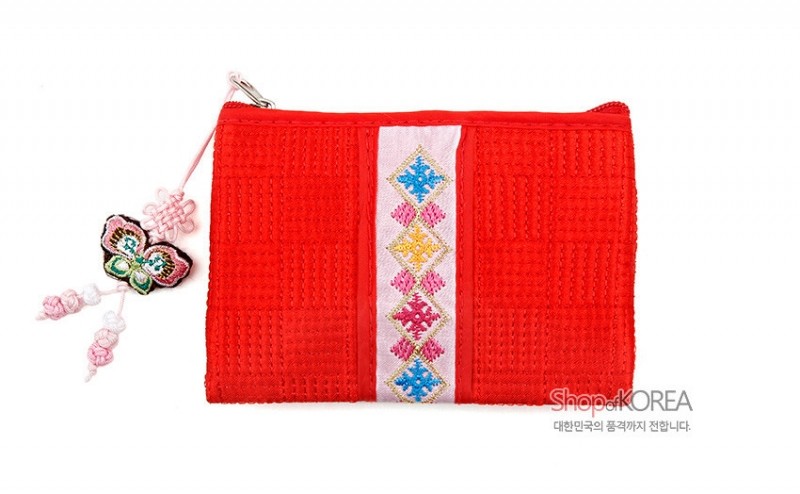 적색 누빔 천으로 제작된 사각 동전지갑, 중앙 분홍 띠에 기하학적 자수와 나비 매듭 장식.