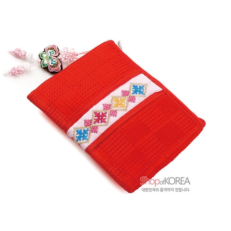적색 누빔 천 소재에 오방색 수복문 자수와 나비 매듭 장식이 어우러진 사각 동전지갑.