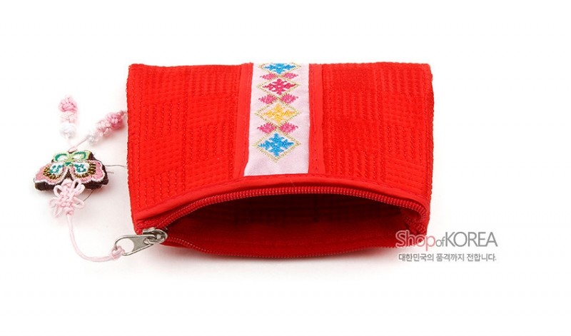 붉은색 직물에 누비 기법을 더하고 중앙에 다채로운 색실 자수 전통 문양 띠를 배치한 지퍼형 동전지갑.