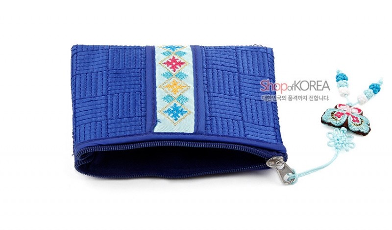 청색 비단 누비 바탕에 중앙 색실 자수 기하학 문양과 나비 모양 매듭 장식이 돋보이는 지퍼 동전 지갑.