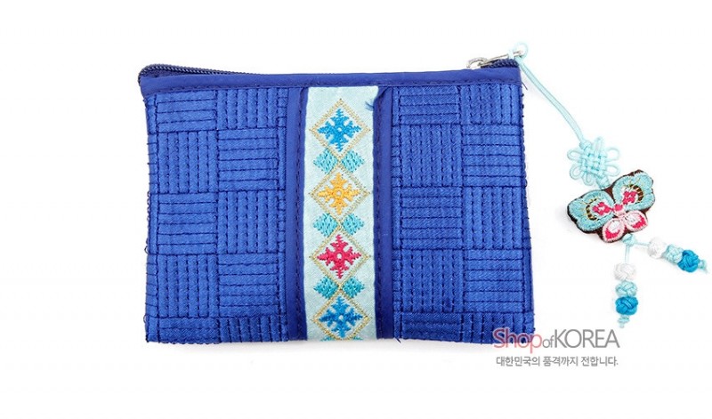 청색 비단 누빔 바탕에 기하학 자수 띠 장식과 나비 매듭 장식이 달린 사각 동전지갑.