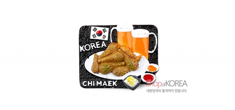 입체적인 치킨과 맥주 일러스트, 태극기와 영문 레터링이 배치된 컬러 레진 소재 메모자석.