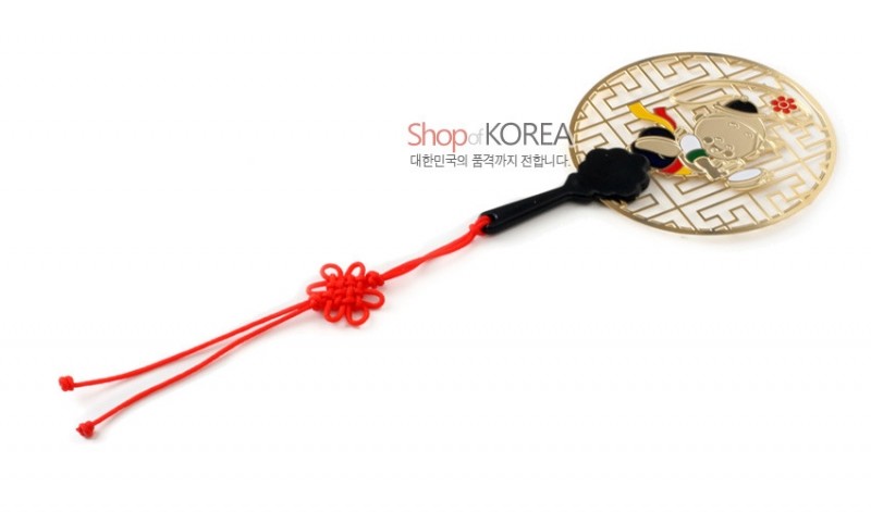 금속 재질의 원형 책갈피에 사물놀이 인물 양각과 기하학 문양, 붉은 전통 매듭 끈 장식이 특징인 메모홀더 책갈피. 금속 재질의 원형 책갈피에 사물놀이 인물 양각과 기하학 문양, 붉은 전통 매듭 끈 장식이 특징인 메모홀더 책갈피.