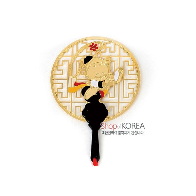 금속 재질의 황금색 원형 테두리에 기하학 문양과 사물놀이 캐릭터를 채색한 장식, 검정색 책갈피 손잡이로 구성된 메모홀더.