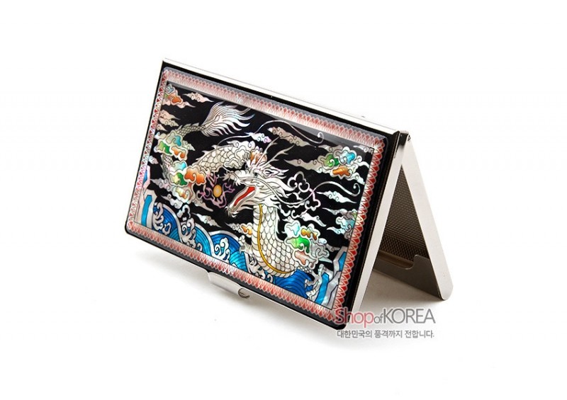검은 바탕 위 자개 상감 기법으로 승용 용과 구름, 파도 문양을 표현한 금속 명함집.