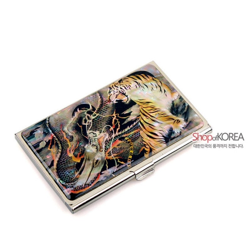자개 상감 기법으로 용과 호랑이 문양을 표현한 금속 테두리 명함집. 자개 상감 기법으로 용과 호랑이 문양을 표현한 금속 테두리 명함집.