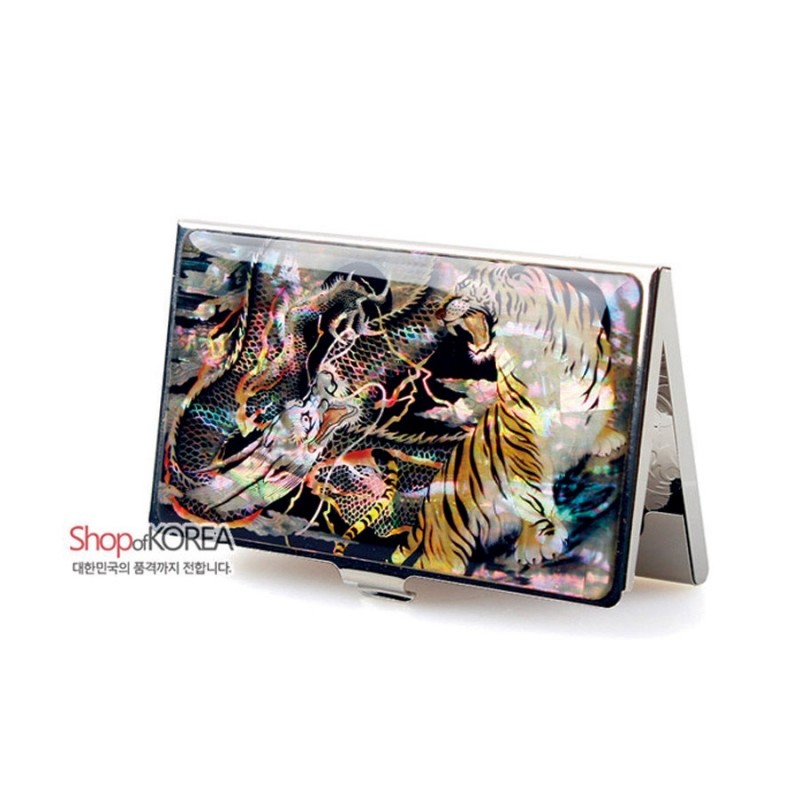 자개 상감 기법으로 용과 호랑이 문양을 표현하고, 금속 테두리와 흑색 바탕의 오색 광택이 돋보이는 명함집. 자개 상감 기법으로 용과 호랑이 문양을 표현하고, 금속 테두리와 흑색 바탕의 오색 광택이 돋보이는 명함집.