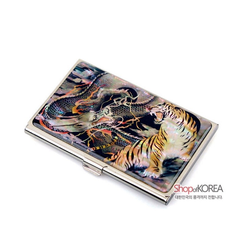 자개 상감 기법으로 용과 호랑이 문양을 표현한 금속 테두리 옻칠 명함집. 자개 상감 기법으로 용과 호랑이 문양을 표현한 금속 테두리 옻칠 명함집.