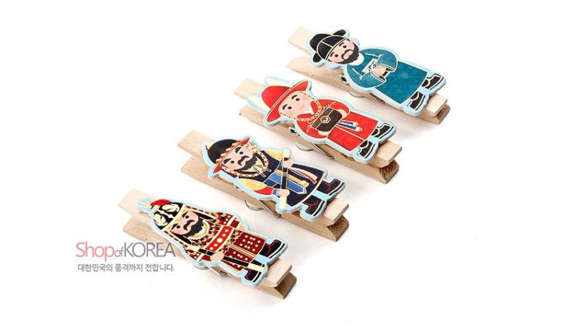 나무 집게 위에 부착된 장군 일러스트 자석 장식, 붉은색·파란색 등 선명한 색채와 전통 복식 문양이 특징인 메모 홀더.