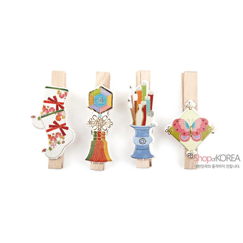 나무 집게 위에 자개 느낌의 금속 장식으로 버선, 전통 매듭, 문방구, 나비 문양을 다채로운 색실로 표현한 메모자석 집게 세트.