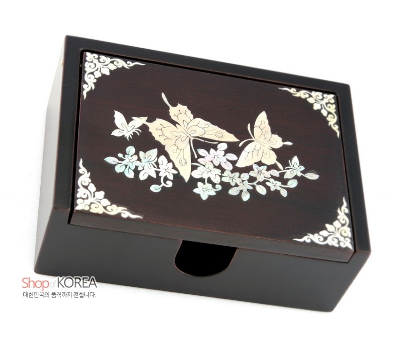어두운 옻칠 목재 위 자개 상감으로 나비와 꽃, 모서리 당초문을 섬세하게 장식한 명함함. 어두운 옻칠 목재 위 자개 상감으로 나비와 꽃, 모서리 당초문을 섬세하게 장식한 명함함.