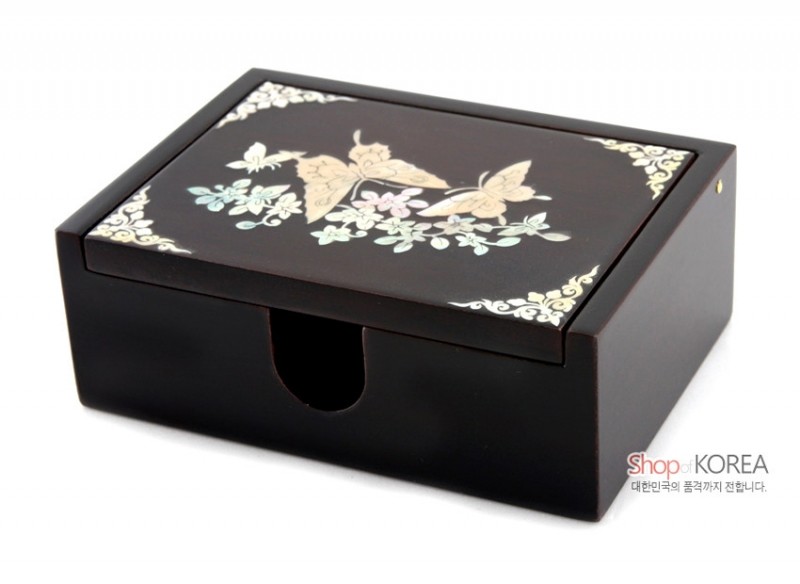 짙은 갈색 옻칠 위에 자개 상감으로 나비와 꽃, 덩굴 문양을 표현한 직사각형 명함함. 짙은 갈색 옻칠 위에 자개 상감으로 나비와 꽃, 덩굴 문양을 표현한 직사각형 명함함.