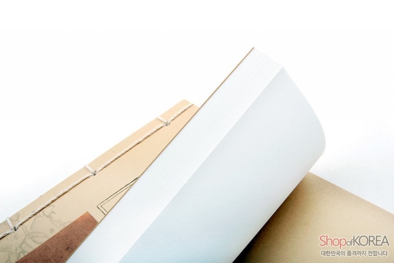 전통 한지 느낌의 미색 종이와 흰 내지로 구성된 연습장, 노끈으로 제본된 수묵 선묘 장식 표지가 특징인 문구류. 전통 한지 느낌의 미색 종이와 흰 내지로 구성된 연습장, 노끈으로 제본된 수묵 선묘 장식 표지가 특징인 문구류.