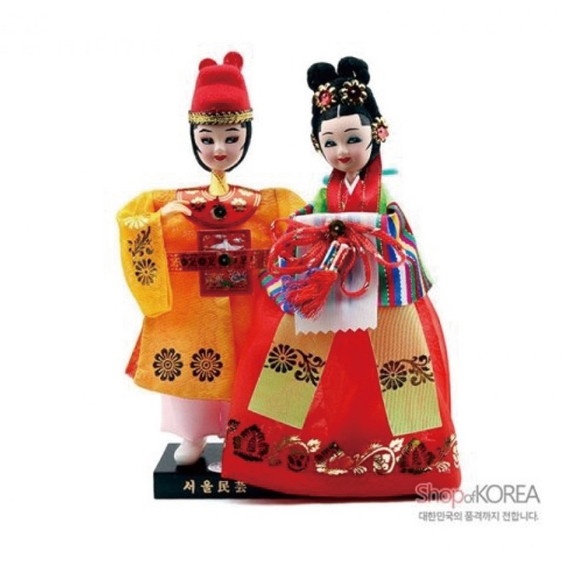 화려한 노랑·빨강 비단 한복과 금박 꽃문양, 다채로운 색동 소매와 매듭 장식이 돋보이는 왕과 비 전통 인형 세트.