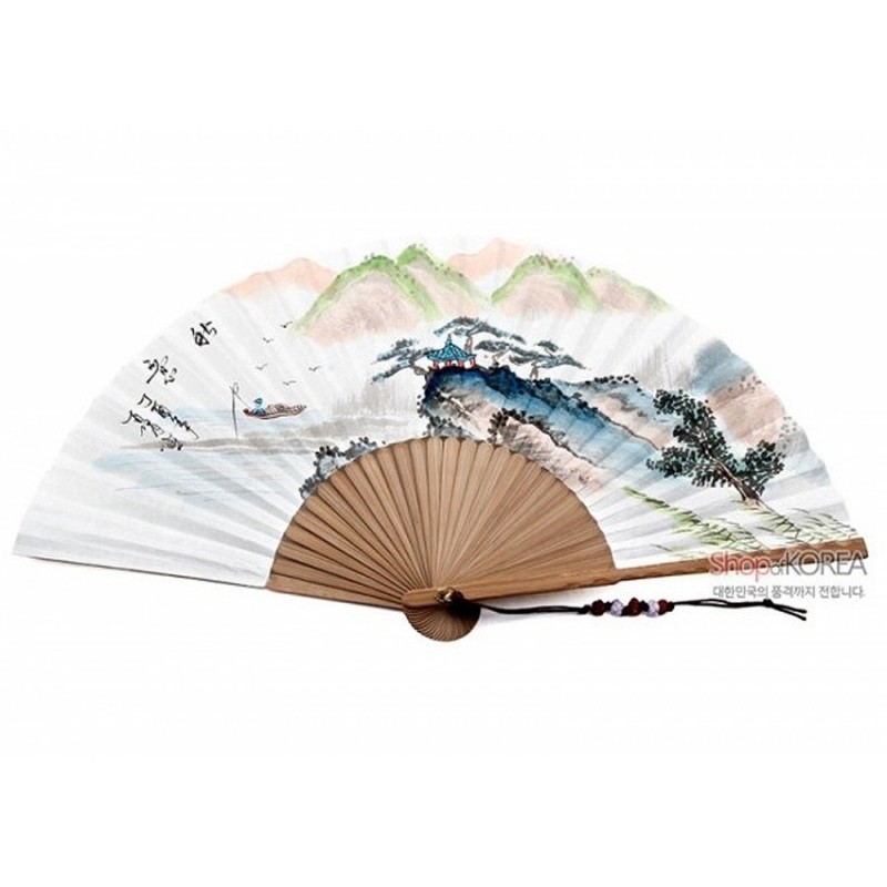 대나무살과 흰 종이로 제작된 접선, 수채 기법의 산수도와 한글 글씨, 연한 녹색·청색·분홍색이 어우러진 풍경화 장식.