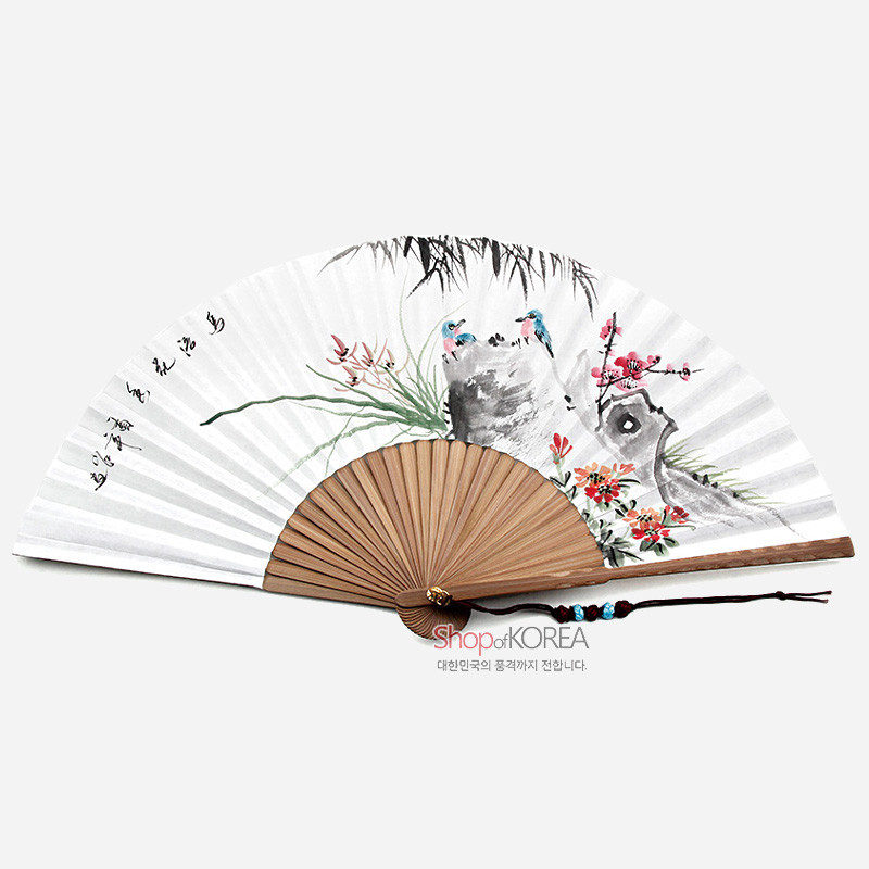 대나무 살과 한지로 제작된 접선에 화조도 수묵채색화와 서예 글씨, 청·홍색 조화가 돋보이는 매듭 장식 부착 상품.