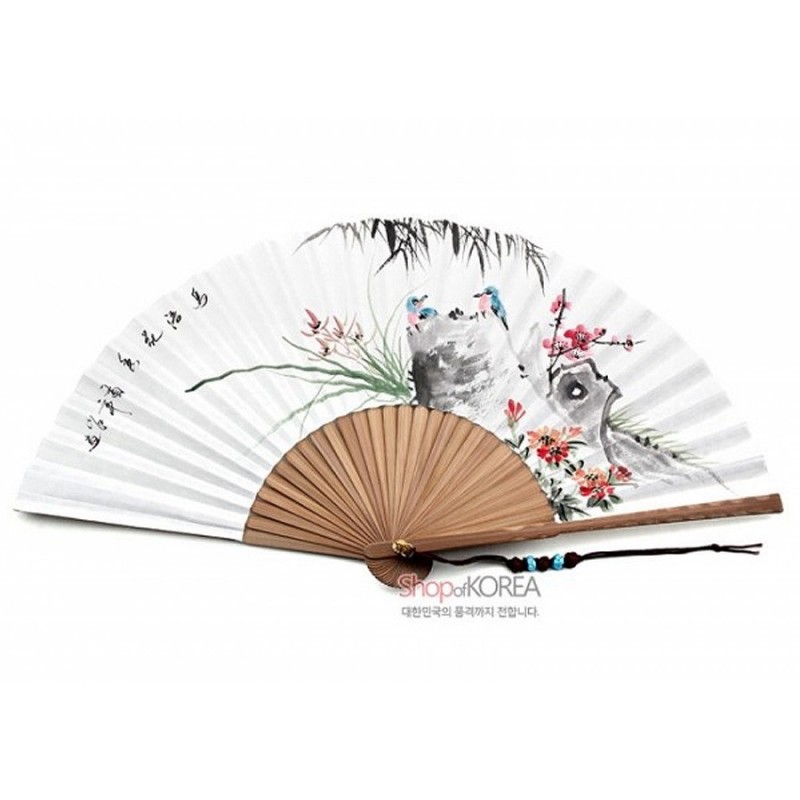 대나무 살대와 흰 종이 위 수묵채색 화조도, 먹선 서예와 청홍색 조화, 끈 매듭 장식이 어우러진 전통 부채.