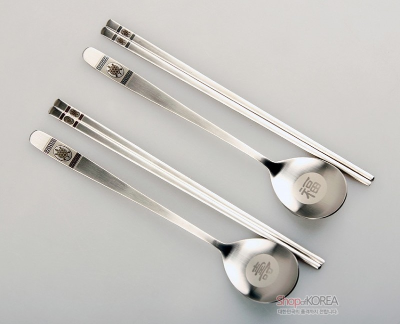 스테인리스 재질, 손잡이 부분 거북이 문양과 전통 기하학 장식, 숟가락 바닥 복자 음각이 돋보이는 수저 2인 세트.